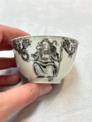 Two Chinese gilt-decorated grisaille cups and saucers for the European market, Qianlong — foto 3