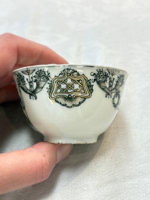 Two Chinese gilt-decorated grisaille cups and saucers for the European market, Qianlong — foto 4