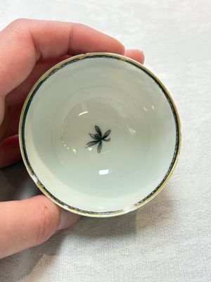 Two Chinese gilt-decorated grisaille cups and saucers for the European market, Qianlong — foto 5