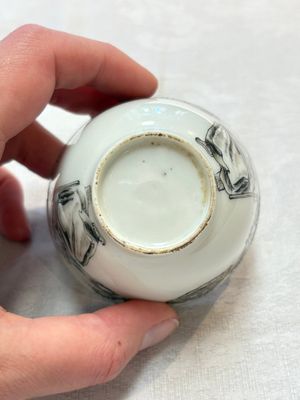 Two Chinese gilt-decorated grisaille cups and saucers for the European market, Qianlong — foto 6