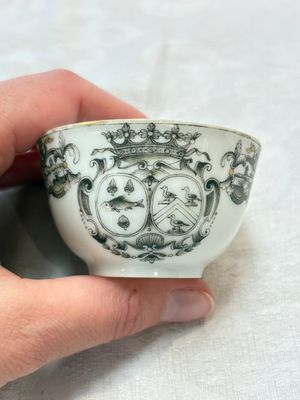 Two Chinese gilt-decorated grisaille cups and saucers for the European market, Qianlong — foto 7