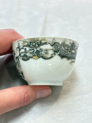 Two Chinese gilt-decorated grisaille cups and saucers for the European market, Qianlong — foto 8