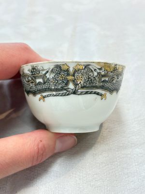 Two Chinese gilt-decorated grisaille cups and saucers for the European market, Qianlong — foto 9