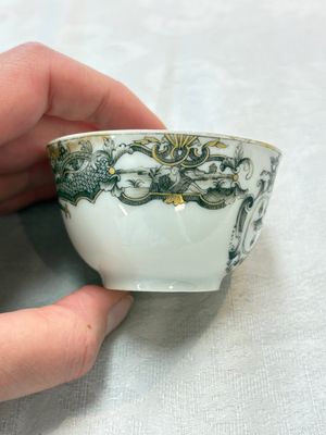 Two Chinese gilt-decorated grisaille cups and saucers for the European market, Qianlong — foto 10