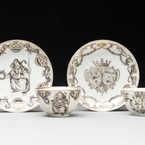 Two Chinese gilt-decorated grisaille cups and saucers for the European market, Qianlong — foto 1