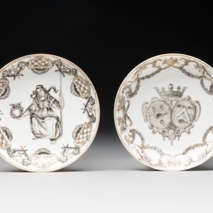 Two Chinese gilt-decorated grisaille cups and saucers for the European market, Qianlong — foto 2