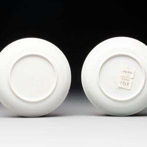 Two Chinese gilt-decorated grisaille cups and saucers for the European market, Qianlong — foto 3