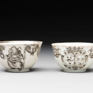 Two Chinese gilt-decorated grisaille cups and saucers for the European market, Qianlong — foto 4