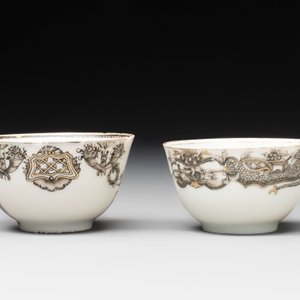 Two Chinese gilt-decorated grisaille cups and saucers for the European market, Qianlong — foto 5