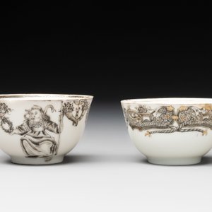 Two Chinese gilt-decorated grisaille cups and saucers for the European market, Qianlong — foto 6