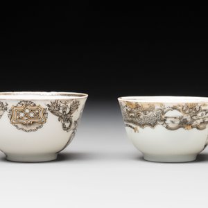 Two Chinese gilt-decorated grisaille cups and saucers for the European market, Qianlong — foto 7