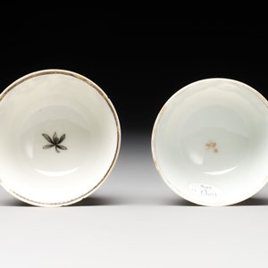 Two Chinese gilt-decorated grisaille cups and saucers for the European market, Qianlong — foto 8