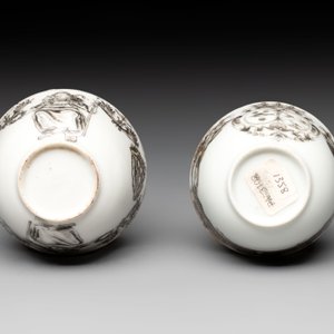 Two Chinese gilt-decorated grisaille cups and saucers for the European market, Qianlong — foto 9