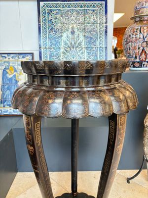 Two Chinese gilt-lacquered stands, 20th C. — photo 30