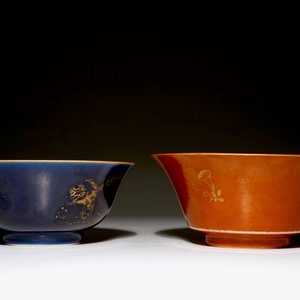 Two Chinese gilt on powder blue and coral red bowls, 18/19th C. — 照片 3