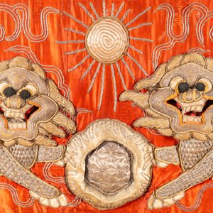 Two Chinese gold and silver-thread-embroidered silk panels with Buddhist lions and Guandi, 19th C. — photo 3