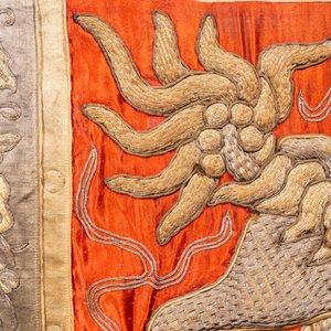Two Chinese gold and silver-thread-embroidered silk panels with Buddhist lions and Guandi, 19th C. — photo 5