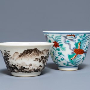 Two Chinese grisaille and doucai wine cups, Yongzheng marks, 19/20th C. — 照片 1