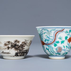 Two Chinese grisaille and doucai wine cups, Yongzheng marks, 19/20th C. — 照片 5