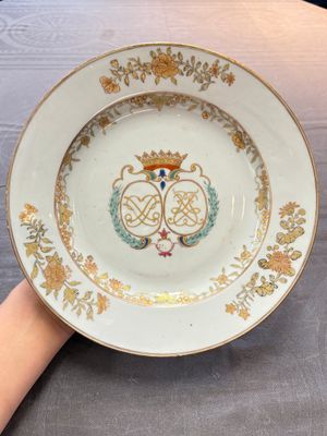 Two Chinese grisaille and famille rose gilt-decorated alliance monogram plates, Qianlong, one dated 1743 — foto 1