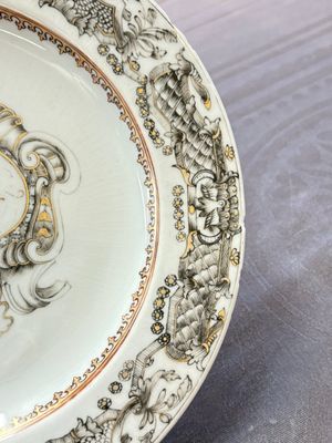 Two Chinese grisaille and famille rose gilt-decorated alliance monogram plates, Qianlong, one dated 1743 — foto 11