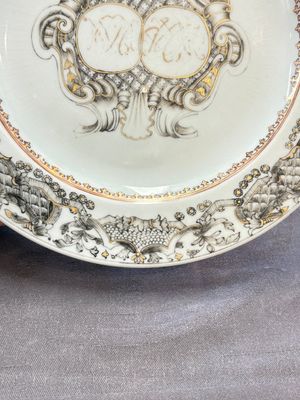 Two Chinese grisaille and famille rose gilt-decorated alliance monogram plates, Qianlong, one dated 1743 — foto 12