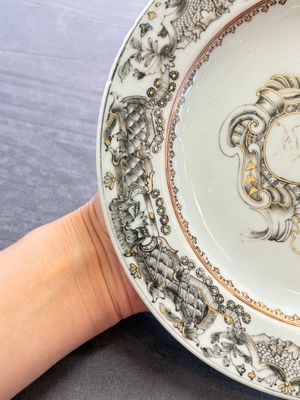 Two Chinese grisaille and famille rose gilt-decorated alliance monogram plates, Qianlong, one dated 1743 — foto 13