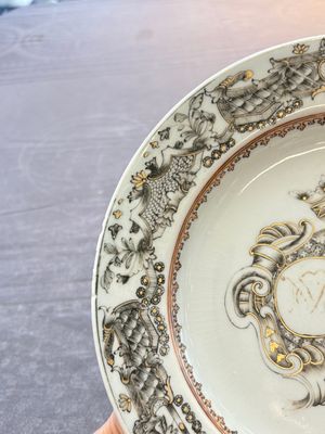 Two Chinese grisaille and famille rose gilt-decorated alliance monogram plates, Qianlong, one dated 1743 — foto 14