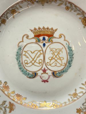 Two Chinese grisaille and famille rose gilt-decorated alliance monogram plates, Qianlong, one dated 1743 — foto 2