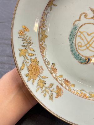 Two Chinese grisaille and famille rose gilt-decorated alliance monogram plates, Qianlong, one dated 1743 — foto 5