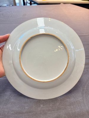 Two Chinese grisaille and famille rose gilt-decorated alliance monogram plates, Qianlong, one dated 1743 — foto 6