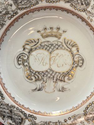 Two Chinese grisaille and famille rose gilt-decorated alliance monogram plates, Qianlong, one dated 1743 — foto 8