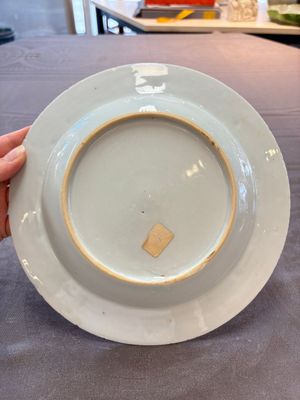 Two Chinese grisaille and famille rose gilt-decorated alliance monogram plates, Qianlong, one dated 1743 — photo 15