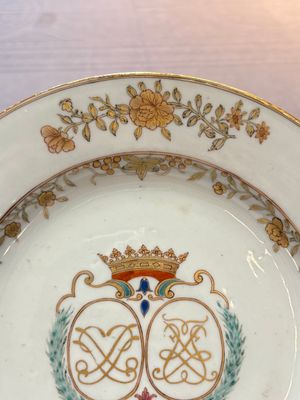 Two Chinese grisaille and famille rose gilt-decorated alliance monogram plates, Qianlong, one dated 1743 — photo 3