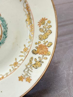 Two Chinese grisaille and famille rose gilt-decorated alliance monogram plates, Qianlong, one dated 1743 — photo 4