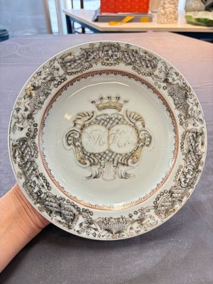 Two Chinese grisaille and famille rose gilt-decorated alliance monogram plates, Qianlong, one dated 1743 — photo 7