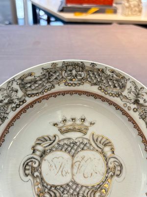 Two Chinese grisaille and famille rose gilt-decorated alliance monogram plates, Qianlong, one dated 1743 — photo 9