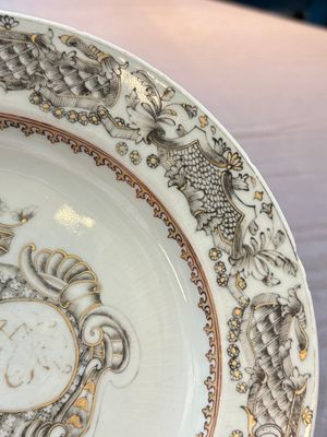Two Chinese grisaille and famille rose gilt-decorated alliance monogram plates, Qianlong, one dated 1743 — photo 10