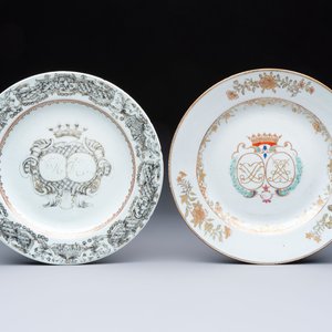 Two Chinese grisaille and famille rose gilt-decorated alliance monogram plates, Qianlong, one dated 1743 — photo 1
