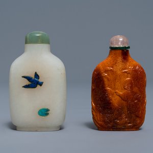 Two Chinese hardstone-embellished white jade and carved amber snuff bottles,18/19th C. — photo 1