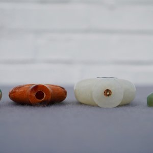 Two Chinese hardstone-embellished white jade and carved amber snuff bottles,18/19th C. — photo 7