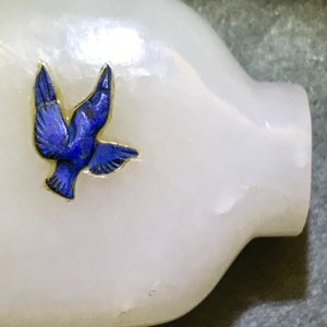 Two Chinese hardstone-embellished white jade and carved amber snuff bottles,18/19th C. — photo 10