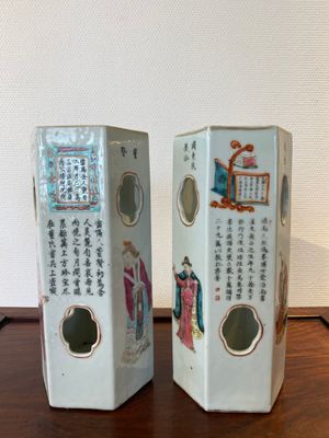 Two Chinese hexagonal famille rose 'Wu Shuang Pu' hat stands, Tongzhi mark, 19th C. — photo 2