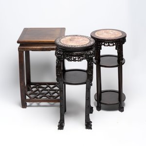 Two Chinese homgmu two-tier stands with marble top and a wooden square stand, 19/20th C. — 照片 2
