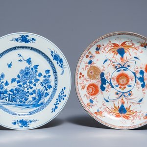 Two Chinese Imari style and blue and white chargers, Kangxi and Qianlong — 照片 1