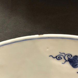 Two Chinese Imari style and blue and white chargers, Kangxi and Qianlong — 照片 4