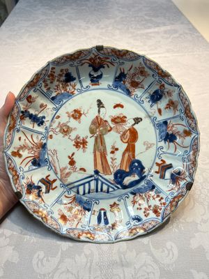 Two Chinese Imari-style plates and a dish with figural design, Kangxi — photo 1