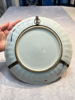 Two Chinese Imari-style plates and a dish with figural design, Kangxi — photo 3