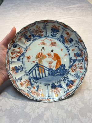 Two Chinese Imari-style plates and a dish with figural design, Kangxi — photo 5