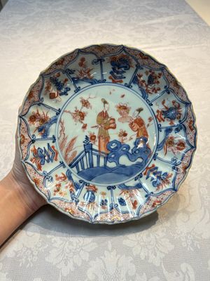 Two Chinese Imari-style plates and a dish with figural design, Kangxi — photo 9